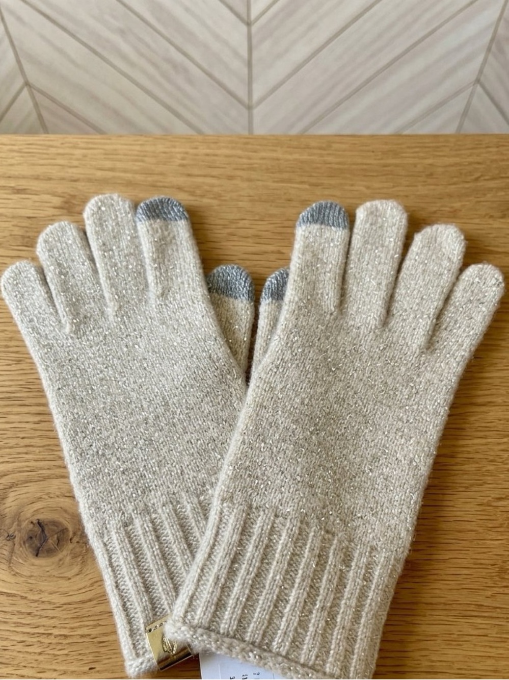 KURT GEIGER RARE Sequin Showroom Prototype Eagle Knit Touchscreen Gloves NWT - Picture 8 of 13